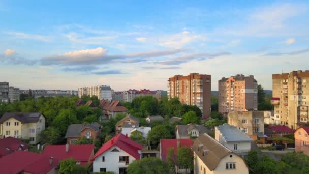 Vista aérea de edificios de apartamentos de gran altura, casas privadas y calles en la zona residencial de la ciudad por la noche — Vídeos de Stock