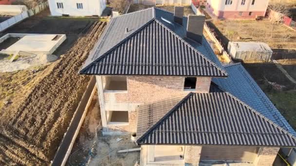Seramik kiremitlerle kaplı evin çatısının havadan görünüşü. İnşaat halindeki binanın döşemeleri — Stok video