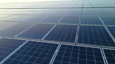 Mavi fotovoltaik güneş panelleri temiz ekolojik elektrik üretmek için çatıya monte edildi. Yenilenebilir enerji konsepti üretimi