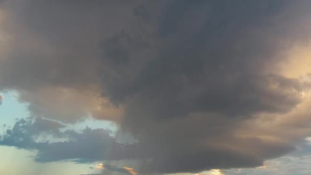 Donkere stormachtige wolken op gele lucht bij zonsondergang — Stockvideo