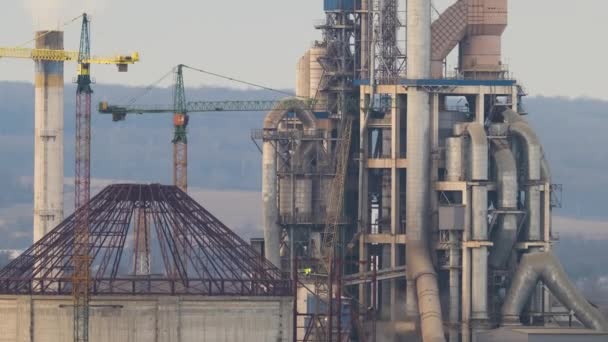 Timelapse de planta de cemento con estructura de fábrica alta y grúas torre en el área de producción industrial. Fabricación, industria global y concepto de contaminación atmosférica — Vídeo de stock