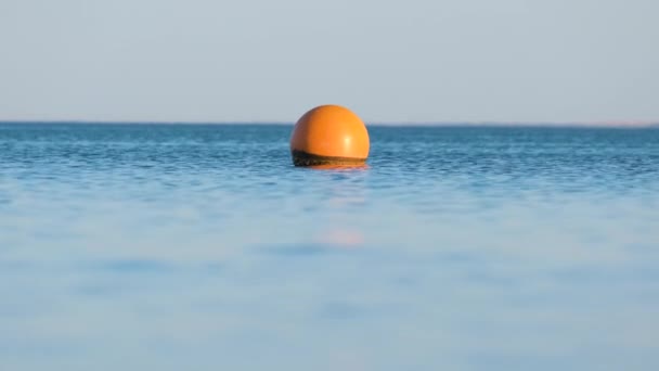 Bouée jaune flottant à la surface de la mer comme marqueur pour la restriction de la baignade en eau profonde à la station tropicale. Concept de sécurité humaine — Video