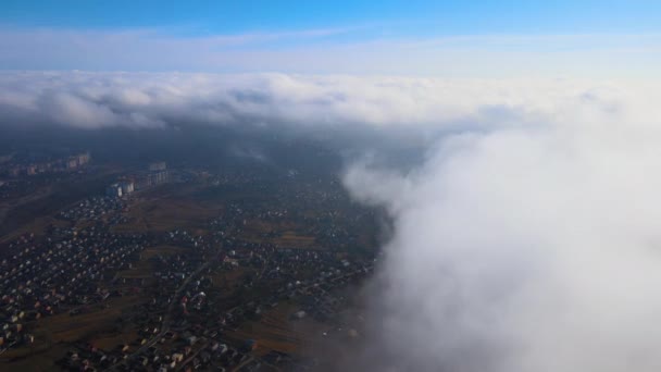 Luftaufnahme aus der Höhe einer weit entfernten Stadt, die vor dem Regensturm von aufgedunsenen Kumuluswolken bedeckt war. Flugzeugbild der Landschaft bei bewölktem Wetter — Stockvideo