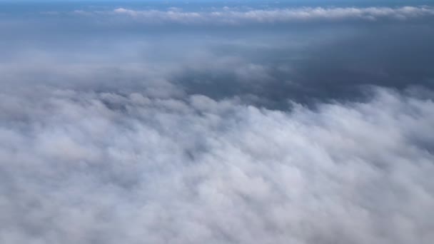 Luftaufnahme aus großer Höhe der Erde, bedeckt mit geschwollenen Regenwolken, die sich vor dem Regensturm bilden — Stockvideo