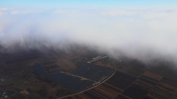 Widok z lotu ptaka na dużą zrównoważoną elektrownię z wieloma rzędami słonecznych paneli fotowoltaicznych do produkcji czystej ekologicznej energii elektrycznej w pochmurną pogodę bez światła słonecznego — Wideo stockowe