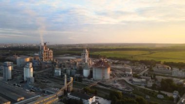 Endüstriyel üretim bölgesinde yüksek beton yapılı çimento fabrikası kulesinin havadan görüntüsü. Üretim ve küresel sanayi kavramı