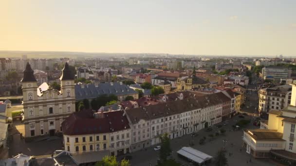 Letecký pohled na historické centrum města Ivano-Frankivsk se starou evropskou architekturou — Stock video