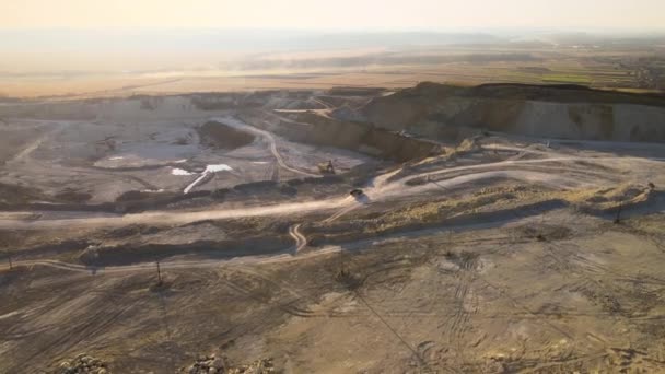 用挖掘机和倾卸卡车对建筑业石灰石材料露天采场的空中观察 — 图库视频影像
