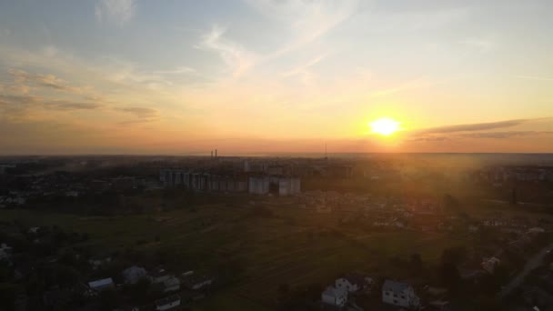 Zicht vanuit de lucht op woonhuizen in een buitenwijk van het platteland bij zonsondergang — Stockvideo