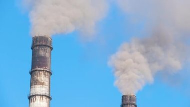 Termik santrale yakın siyah dumanlı yüksek borular atmosferi kirletiyor. Fosil yakıt kavramına sahip elektrik enerjisi üretimi