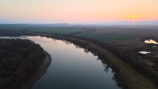 Vista aérea do rio largo que flui calmamente na paisagem rural no outono à noite — Vídeo de Stock