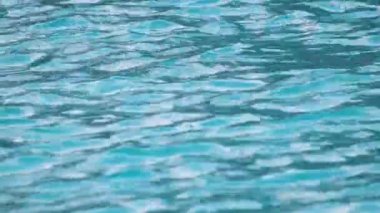 Küçük dalgalı mavi deniz suyunun yakın deniz yüzeyi