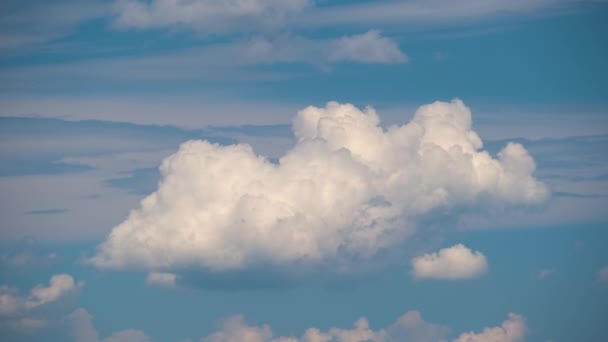 Time lapse footage of fast moving white puffy cumulus clouds on blue clear sky — Vídeo de Stock