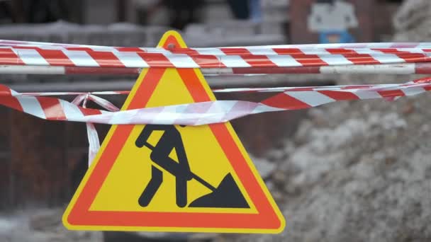 Varovné silniční značení a bezpečnostní bariéra na městské ulici při údržbářských opravách — Stock video
