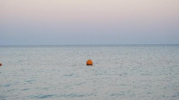 Boya amarilla flotando en la superficie del mar como marcador para la restricción de la natación en aguas profundas en el complejo tropical. Concepto de seguridad de vida humana — Vídeos de Stock