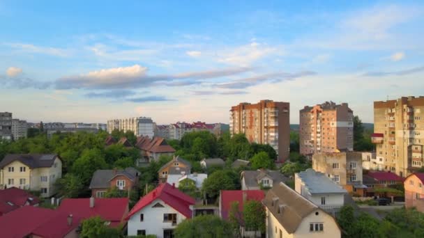 Vue aérienne des immeubles d'appartements de grande hauteur, des maisons privées et des rues dans le quartier résidentiel de la ville le soir — Video