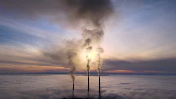 Kohlekraftwerk hohe Rohre mit schwarzem Rauch nach oben die Atmosphäre verschmutzen. Erzeugung elektrischer Energie mit fossilem Brennstoffkonzept — Stockvideo