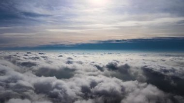 Dünya 'nın yüksek irtifasından hava manzarası sağanak yağmurdan önce oluşan yağmurlu bulutlarla kaplı.