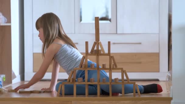 Glückliches Kind Mädchen beim Spielen Stapeln von Holzspielzeugklötzen in hoher Stapelstruktur. Handbewegungssteuerung und Aufbau von Berechnungsfähigkeiten — Stockvideo