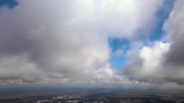 Воздушный обзор на большой высоте земли, покрытой пышными кучевыми облаками, образующимися перед ливнем — стоковое видео