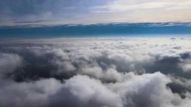 Dünya 'nın yüksek irtifasından hava manzarası sağanak yağmurdan önce oluşan yağmurlu bulutlarla kaplı.