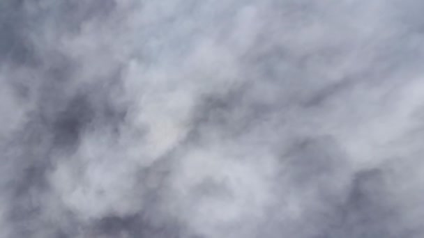 Vista aérea desde la gran altitud de la tierra cubierta de nubes lluviosas hinchadas que se forman antes de la tormenta — Vídeos de Stock