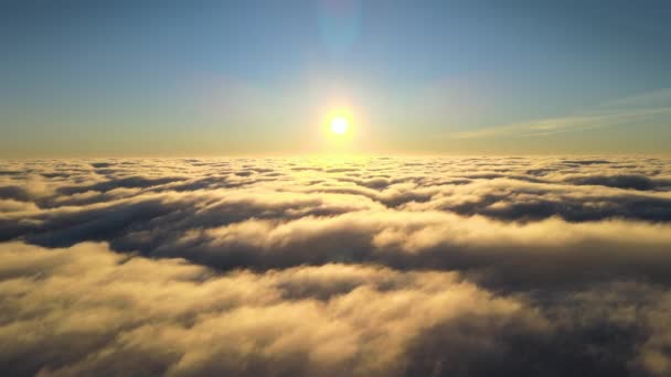 Vista aérea desde arriba a gran altitud de densas nubes de cúmulos hinchados volando por la noche. Increíble puesta de sol desde el punto de vista de la ventana del avión — Vídeos de Stock
