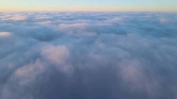 Flygfoto från flygplansfönstret på hög höjd av täta fluffiga cumulusmoln som flyger på kvällen — Stockvideo