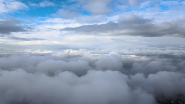 暴風雨前に形成されたパフィー積雲に覆われた地球の高高度での航空機窓からの眺め — ストック動画