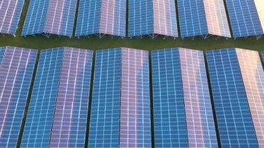 Temiz ekolojik elektrik enerjisi üretmek için sıra sıra güneş fotovoltaik panelleri olan sürdürülebilir büyük elektrik santralinin havadan görünüşü. Sıfır emisyon kavramı ile yenilenebilir elektrik.