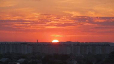 Yumuşak pastel renkli bulutlarla dolu renkli akşam manzarası suluboya günbatımı gökyüzü ile uzak şehir manzarası. Soyut doğa arkaplanı