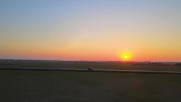 Luchtfoto van intercity weg met snelrijdende auto 's bij zonsondergang. Top uitzicht van drone van de snelweg verkeer in de avond — Stockvideo