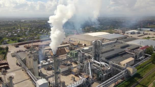 Luchtfoto van olie- en gasraffinaderij petrochemische fabriek met hoge raffinaderij fabricage structuur. Mondiaal productie- en fabricageconcept — Stockvideo