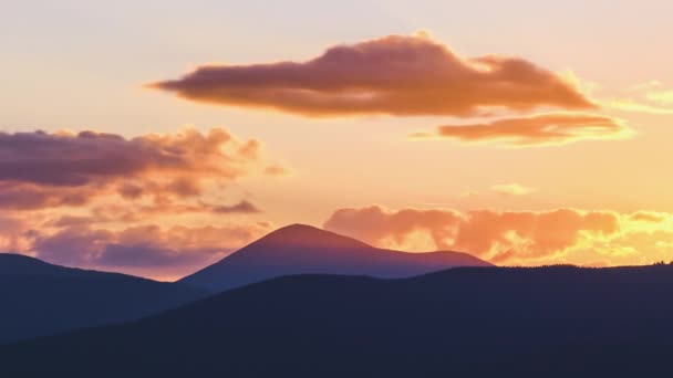 Hermoso paisaje panorámico de la noche con sol poniente brillante sobre picos de montaña distantes al atardecer — Vídeos de Stock