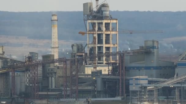 Timelapse av cementfabrik med hög fabriksstruktur och tornkranar vid industriellt produktionsområde. Tillverkning och globalt industrikoncept — Stockvideo