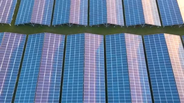 Αεροφωτογραφία του μεγάλου βιώσιμου σταθμού ηλεκτρικής ενέργειας με σειρές ηλιακών φωτοβολταϊκών πάνελ για την παραγωγή καθαρής οικολογικής ηλεκτρικής ενέργειας. Ανανεώσιμη ηλεκτρική ενέργεια με μηδενικές εκπομπές. — Αρχείο Βίντεο