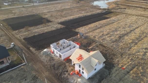 Luftaufnahme des Rohbaus eines Privathauses mit Porenbetonwänden und Dachstuhl aus Holz im Bau — Stockvideo