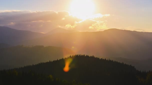 Beautiful evening panoramic landscape with bright setting sun over distant mountain peaks at sunset — Stock Video