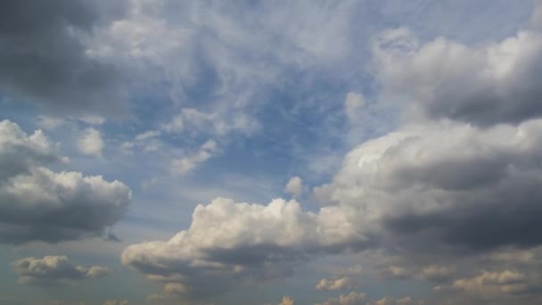 Time lapse footage of fast moving white puffy clouds on blue clear sky — Vídeo de Stock