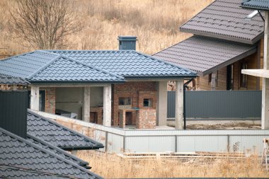Seramik kiremitlerle kaplı evin çatısının havadan görünüşü. İnşaat halindeki binanın döşemeleri