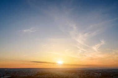 Parlak renkli günbatımı gökyüzü, batan güneş ve canlı yumuşak bulutlar. Doğa ve çevre kavramı