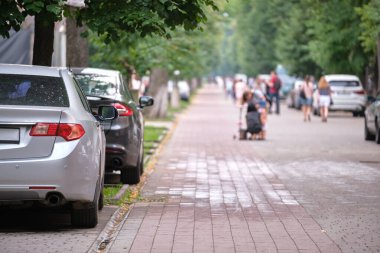 Sokak kenarında park halindeki arabalarla şehir trafiği