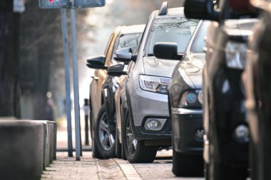 Sokak kenarında park halindeki arabalarla şehir trafiği
