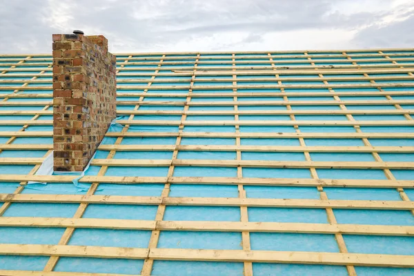 Вид с воздуха на деревянную крышу строящегося кирпичного дома — стоковое фото
