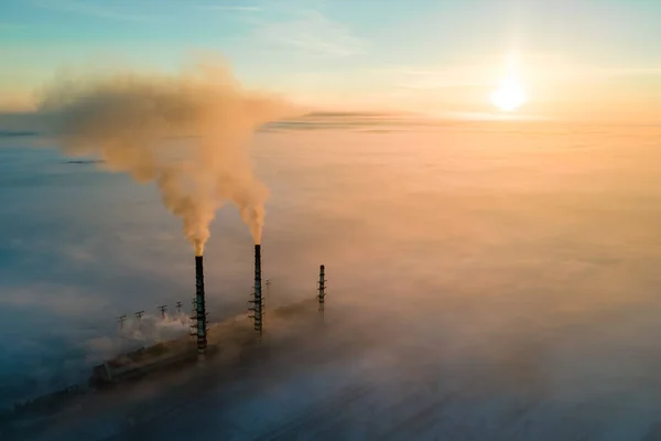Letecký pohled na uhelné elektrárny vysoké trubky s černým kouřem pohybující se nahoru znečišťující atmosféru při západu slunce — Stock fotografie