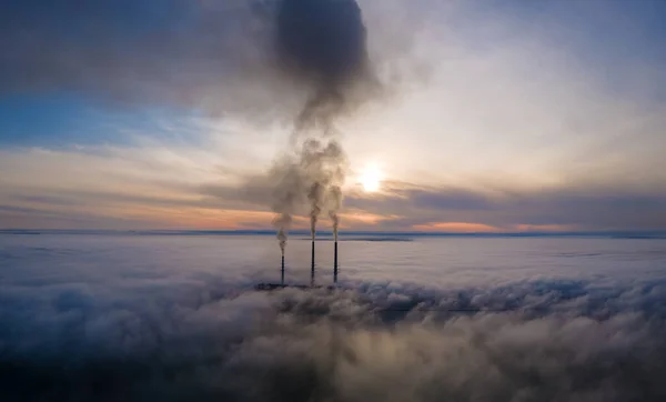 Widok z powietrza na elektrownię węglową wysokie rury z czarnym dymem poruszającym się w górę zanieczyszczającej atmosfery o zachodzie słońca — Zdjęcie stockowe