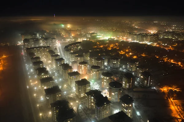 高層アパートの建物や夜にはウクライナの住宅街イヴァーノ・フランキーフ市の明るい照明通りの空中ビュー。暗い都市景観 — ストック写真