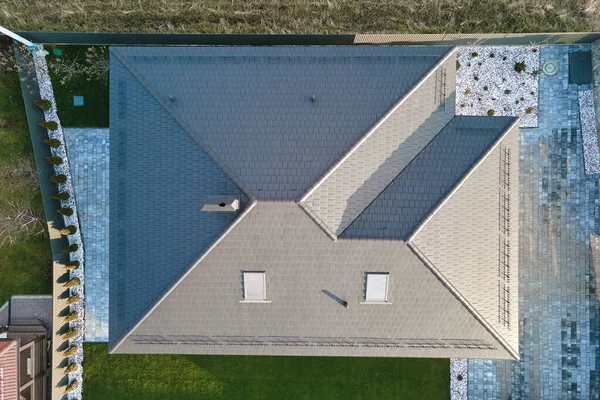 Вид с воздуха на крышу дома, покрытую керамической черепицей. Плиточный покров строящегося здания — стоковое фото