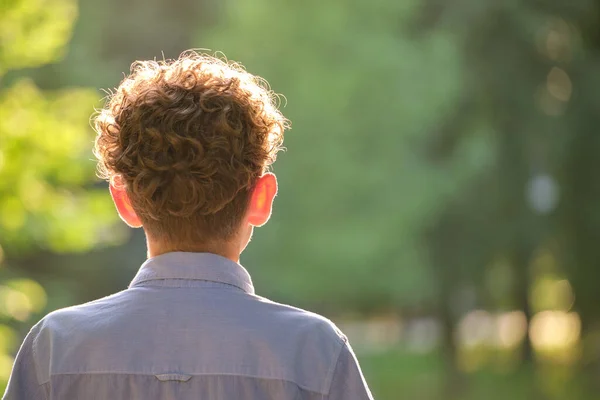 Вид ззаду молодого хлопчика-підлітка з кучерявим світлим волоссям — стокове фото