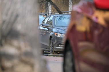 Trafik kurallarına aykırı park edilmiş bir arabayı yaya sokağı tarafında kapatın.